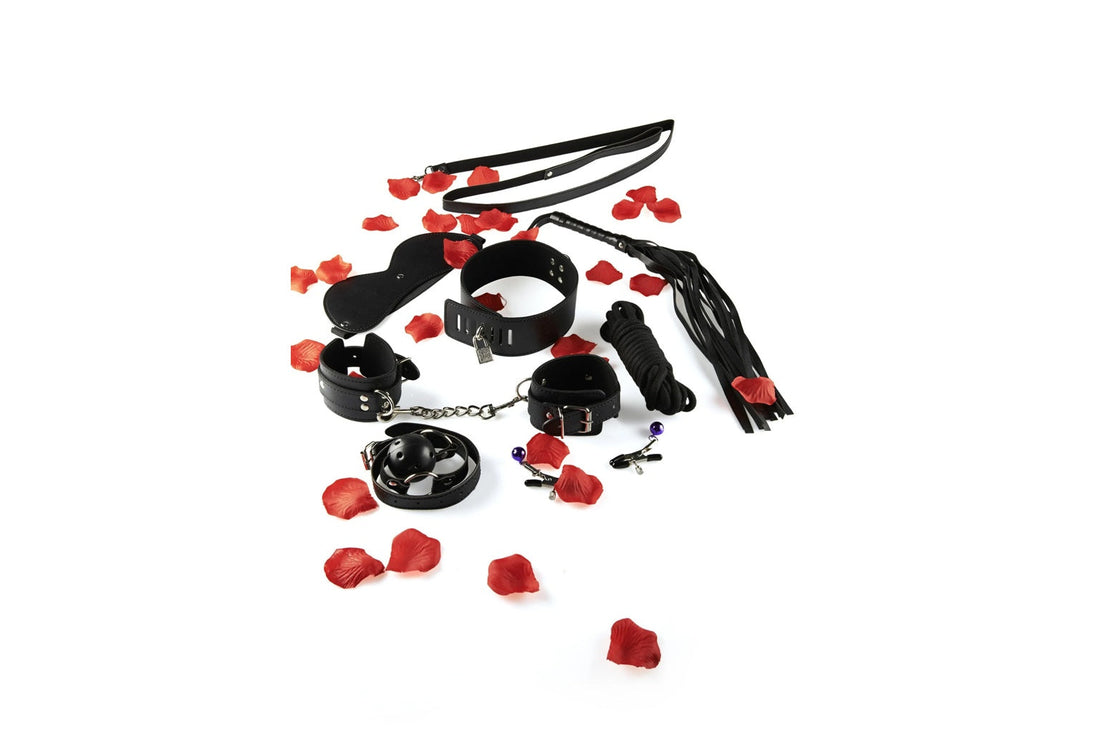 Kit BDSM pentru începători cu accesorii esențiale de bondage și joc erotic, folosit ca imagine de copertă pentru un glosar BDSM și plăcere cu termeni explicați clar.