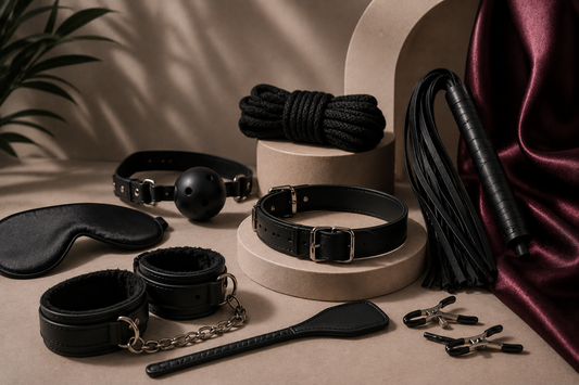 Accesorii BDSM pentru începători, inclusiv cătușe, mască, frânghie și flogger, într-o compoziție editorială premium pentru un ghid despre consimțământ, siguranță și explorare kinky.