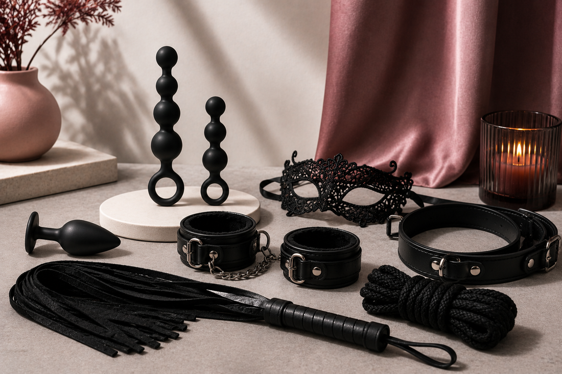 Accesorii BDSM pentru începători, inclusiv cătușe, mască, frânghie și flogger, într-o compoziție editorială premium pentru un ghid despre consimțământ, siguranță și explorare kinky.