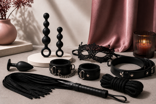 Accesorii BDSM pentru începători, inclusiv cătușe, mască, frânghie și flogger, într-o compoziție editorială premium pentru un ghid despre consimțământ, siguranță și explorare kinky.