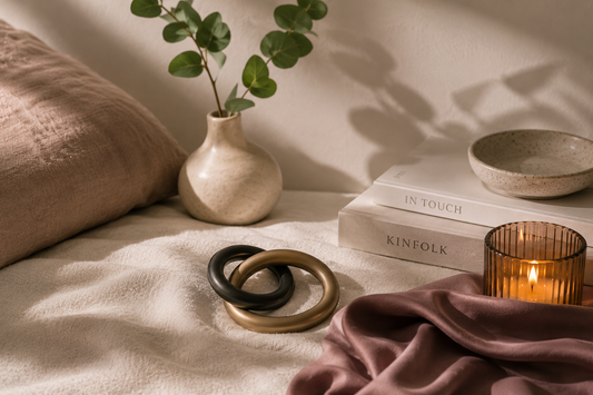Jucării pentru cupluri într-un decor abstract și elegant, cu accesorii pentru plăcere în doi, pentru un ghid despre cum alegeți împreună produsele potrivite