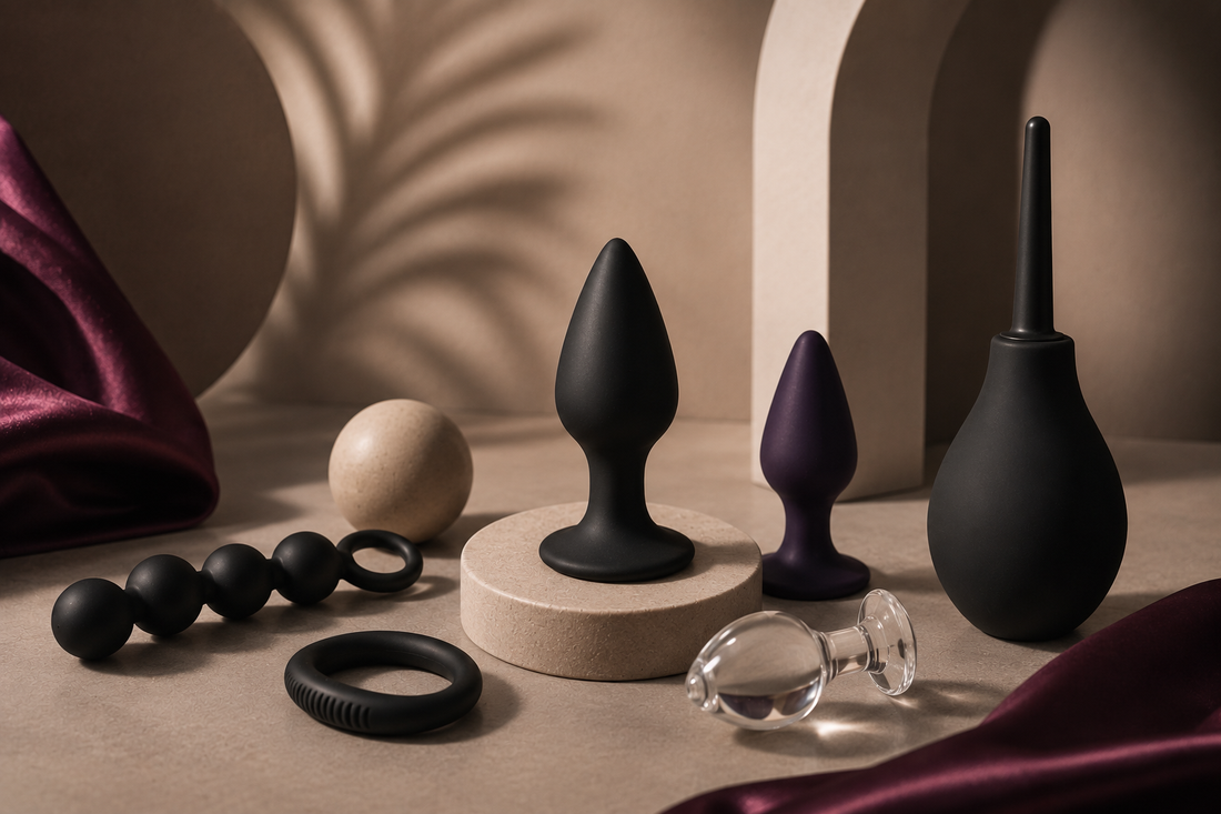 Dopuri anale în mărimi și materiale diferite, alături de accesorii pentru pregătire anală, într-o compoziție abstractă premium pentru un ghid despre jocul anal în siguranță.